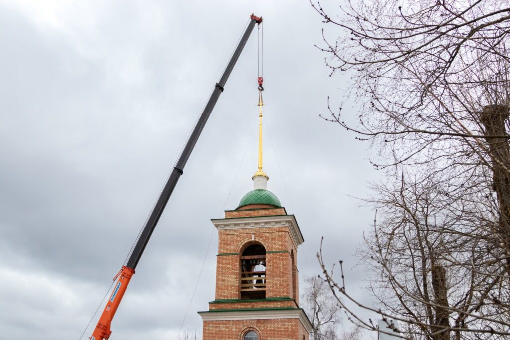 Освящение и водружение креста на колокольню Петропавловского храма села Новопетровское