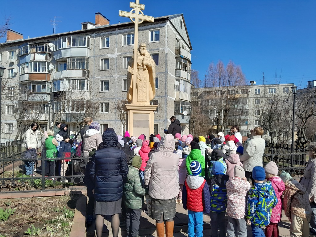 Молебен у памятника сщмч.Алексию
