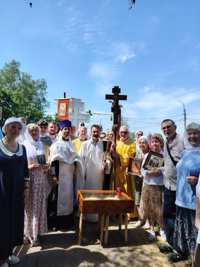 Престольный праздник в Вознесенском храме города Истра с крестным ходом до Поклонного Креста.
