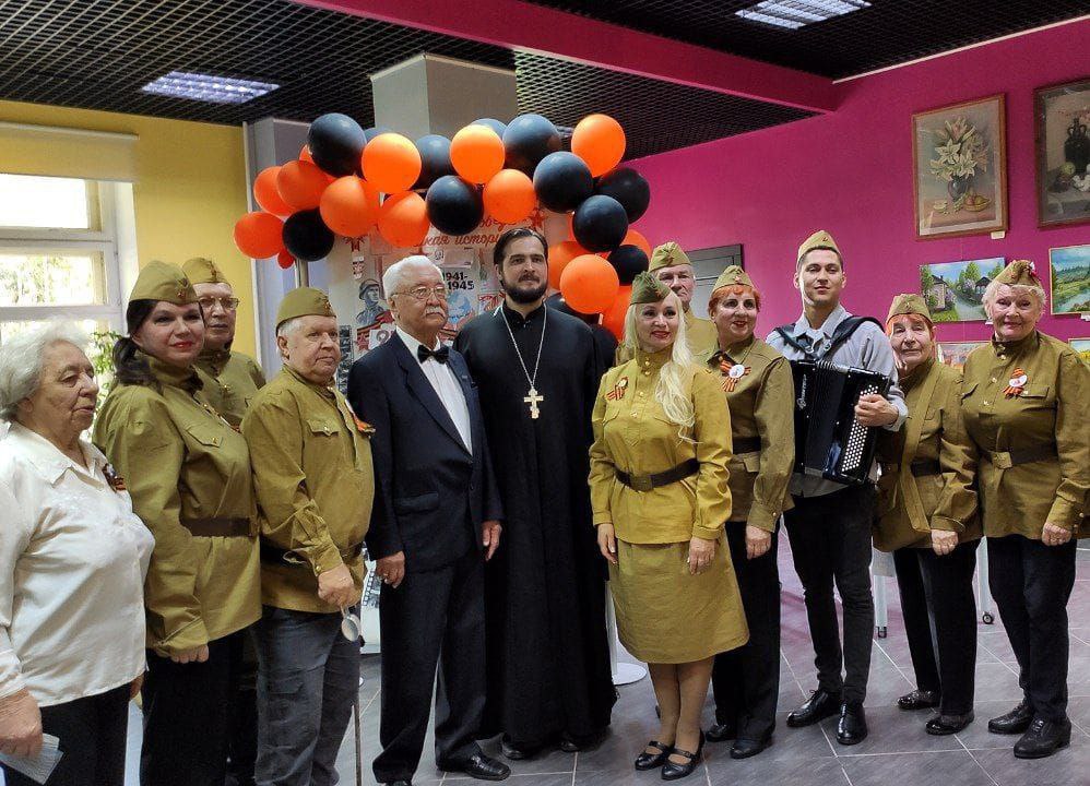 Праздничный концерт в честь 80-летия Победы в библиотеке города Дедовска