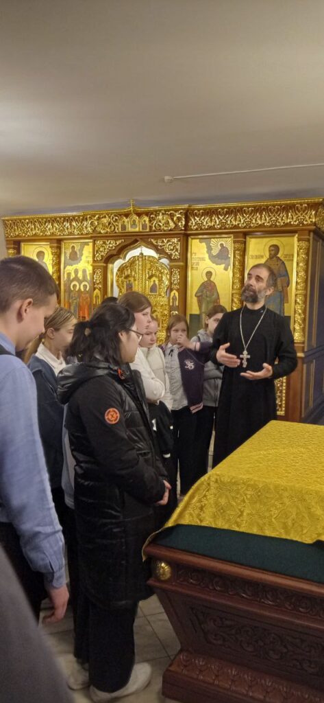 Ученики школы №3 посетили Георгиевский храм города Дедовска