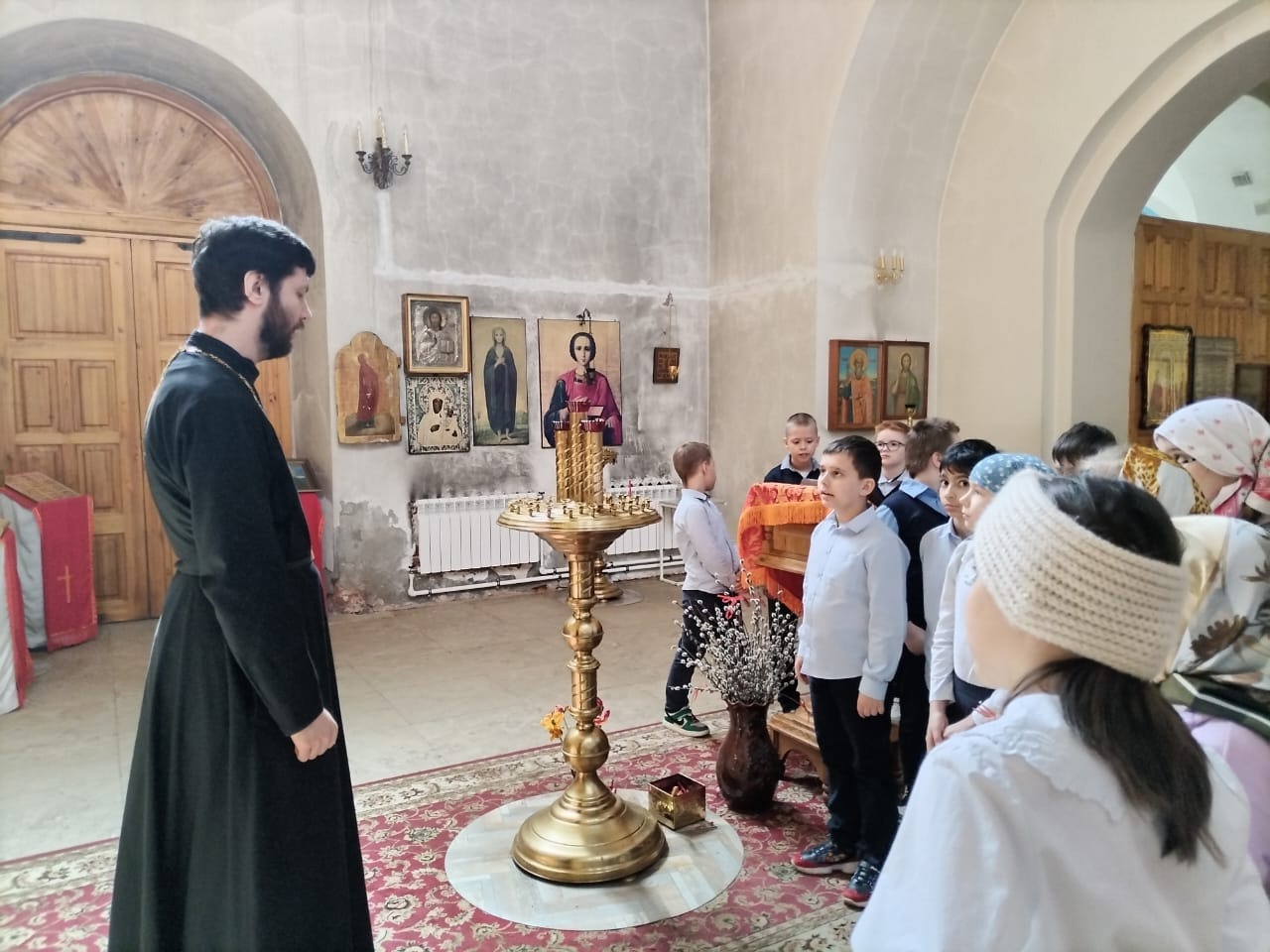 Учащиеся Бужаровской школы посетили Преображенский храм д. Бужарово