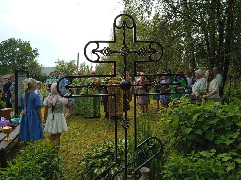 Молебен у Поклонного креста в д. Назарово.