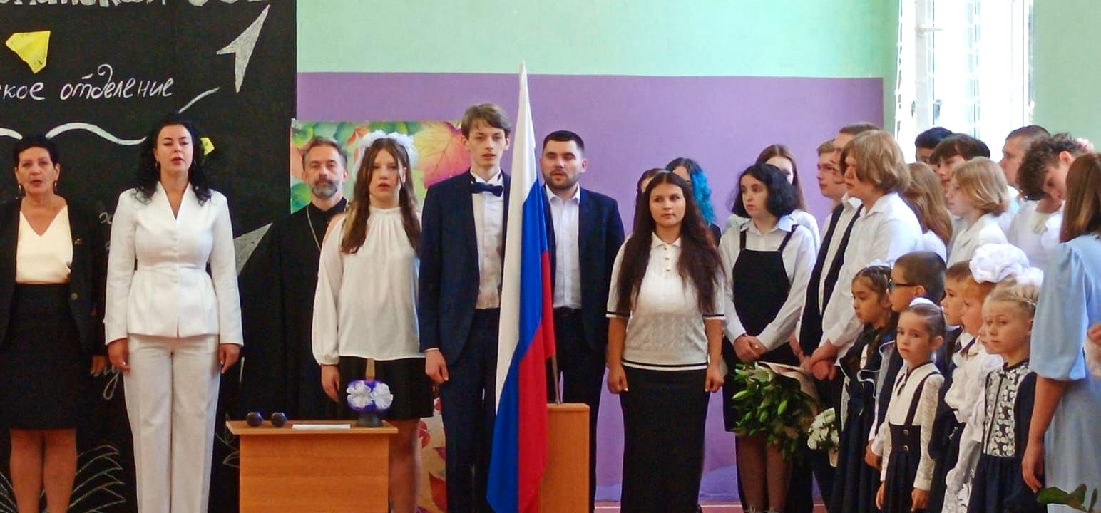 Настоятель Покровского храма села Рубцово поздравил учеников Первомайской школы с Днём знаний
