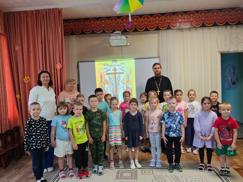 Посещение священником детских садов села Новопетровское