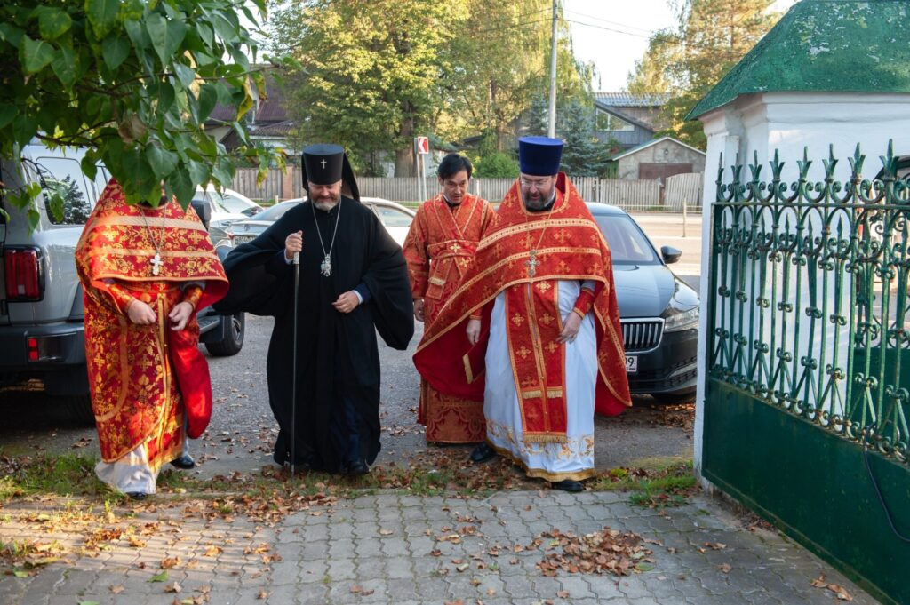 Архиерейское Богослужение в Иоанно-Предтеченском храме д.Садки