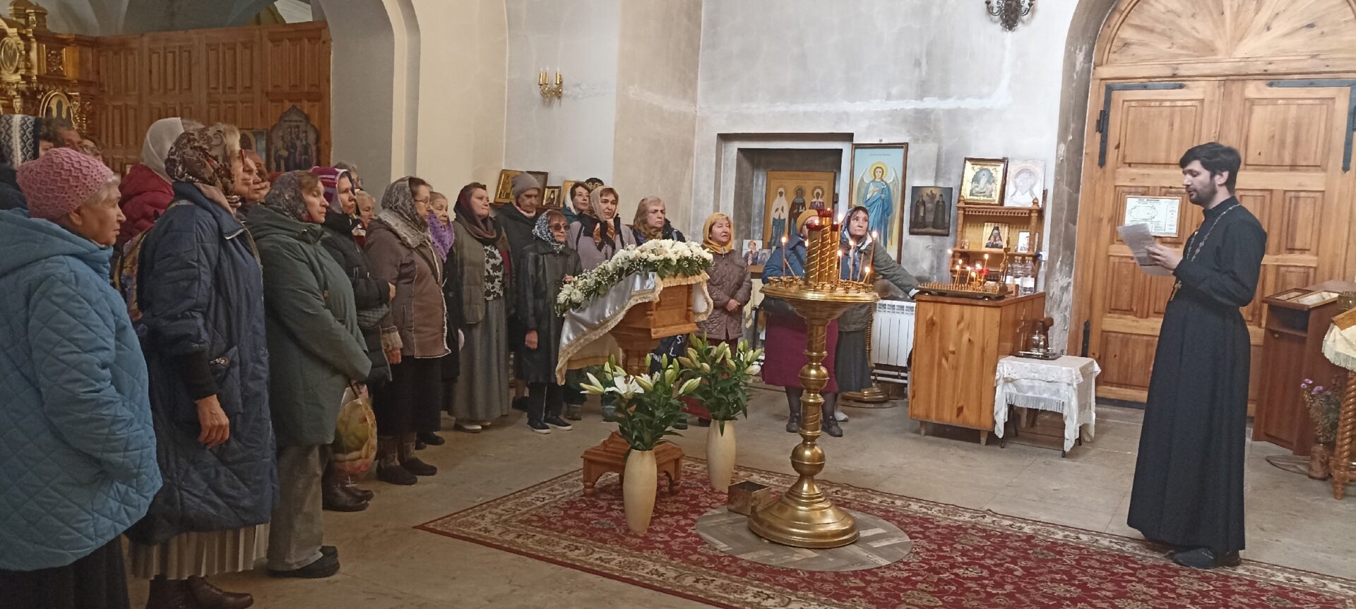 Паломники в Преображенском храме д.Бужарово