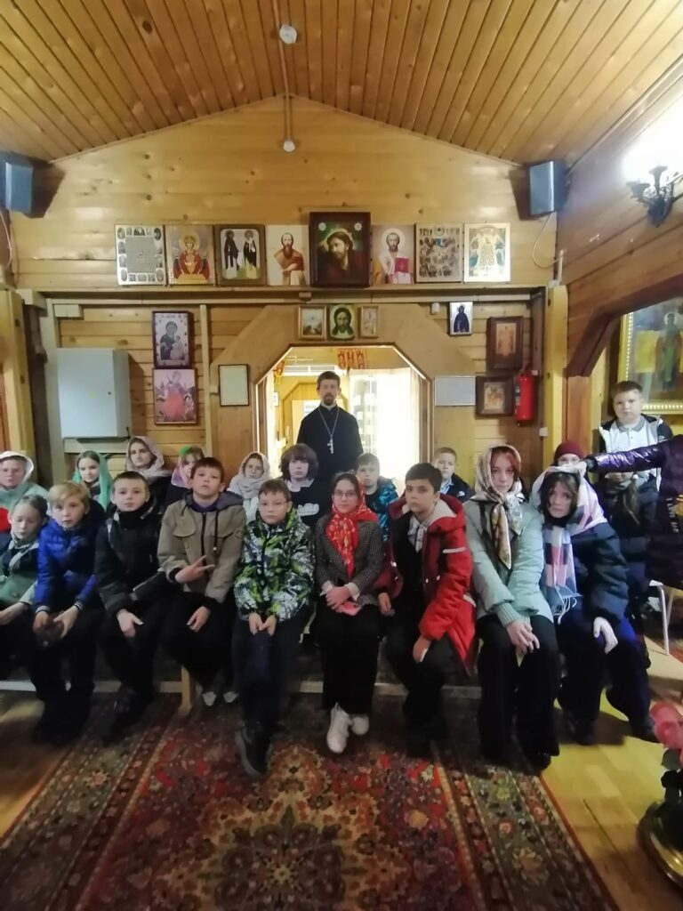 Беседа с учениками Чеховской школы в Вознесенском храме города Истра.