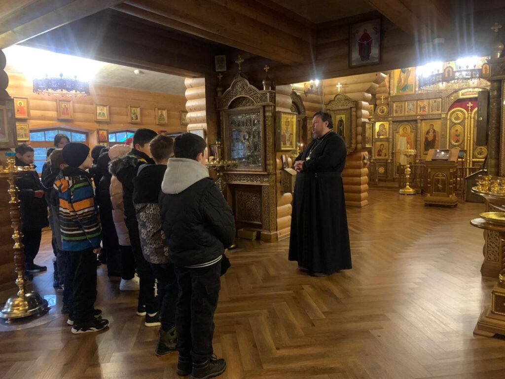 В храме преподобного Серафима Саровского прошел урок для четвероклассников в рамках Рождественских чтений