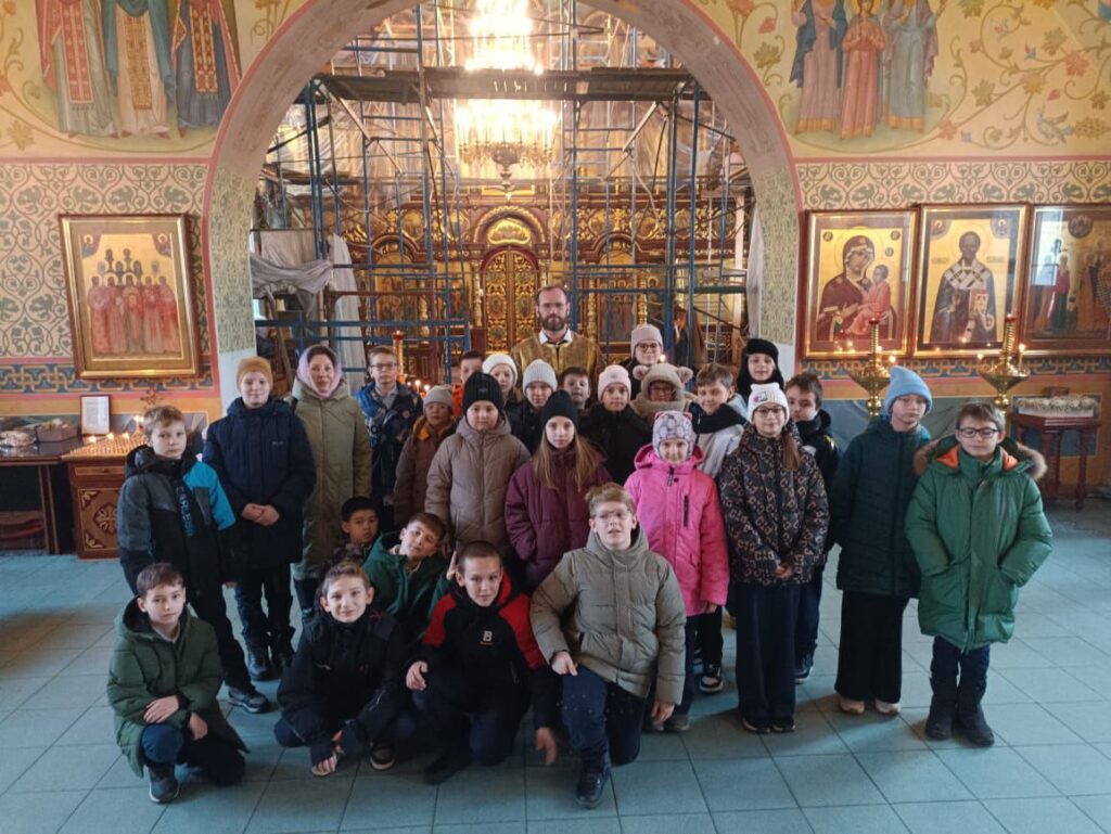 Школьники посетили с экскурсией Георгиевский храм в Дедовске