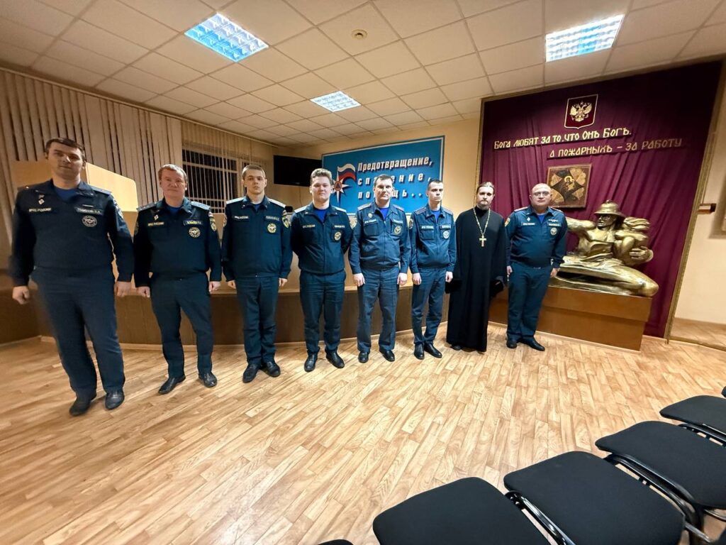 Беседа священника со спасателями