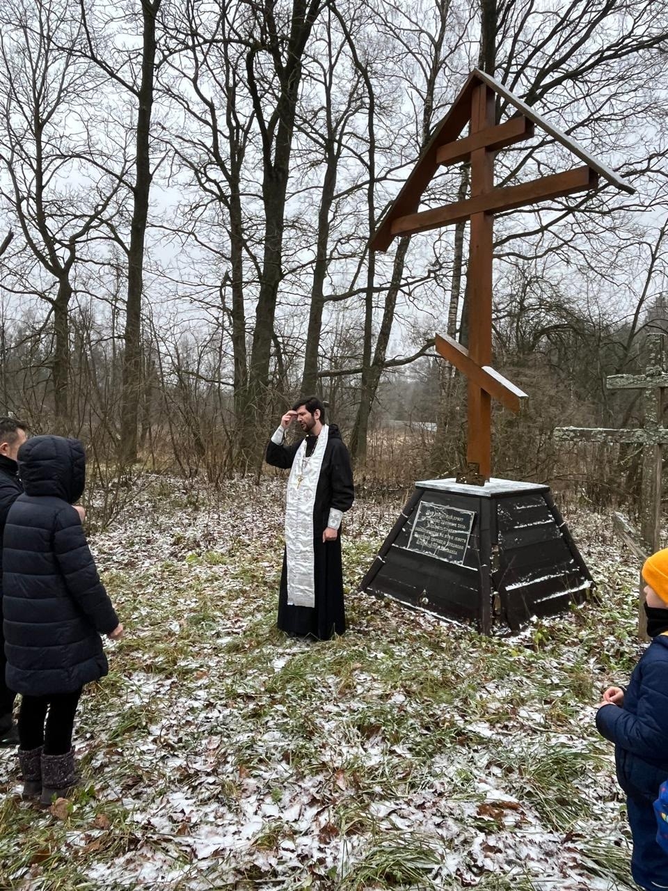 Молебное пение у памятного креста в д. Синево на месте разрушенного храма