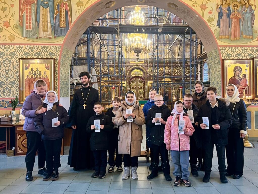 Учащиеся младших классов Дедовской школы-интерната посетили Георгиевский храм