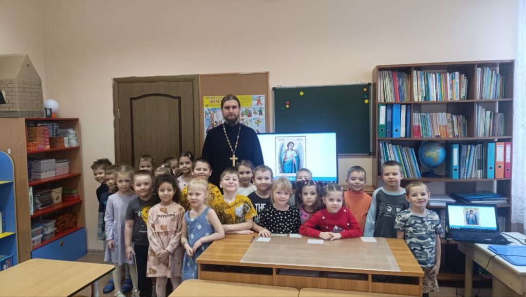 Посещение священником детских садов села Новопетровское