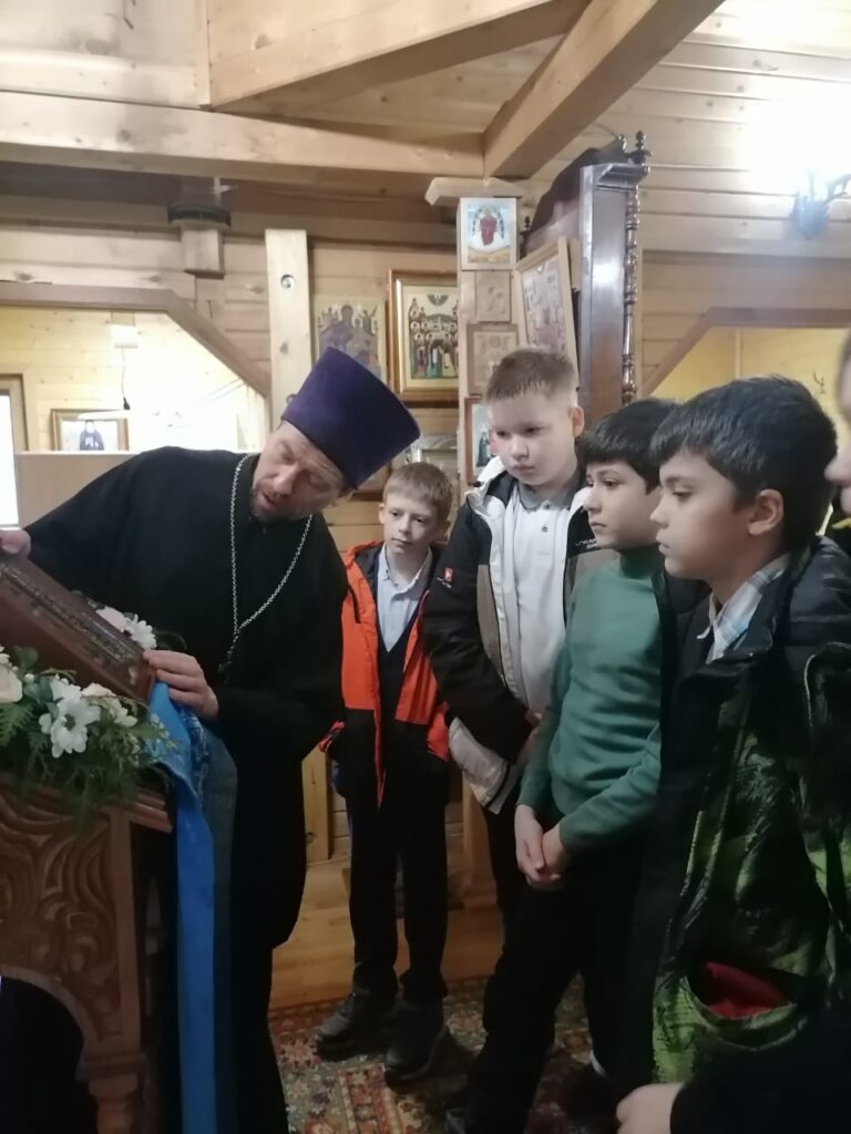 Беседа с учениками Чеховской школы в Вознесенском храме города Истра.