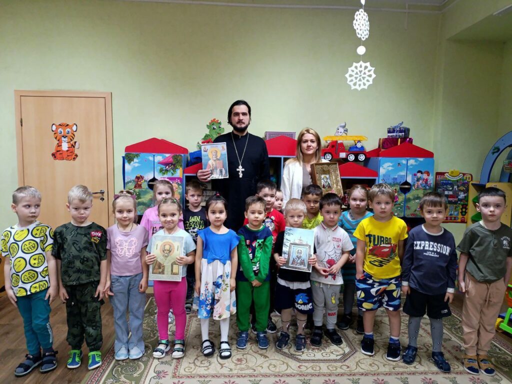 Священник посетил детский сад в Дедовске