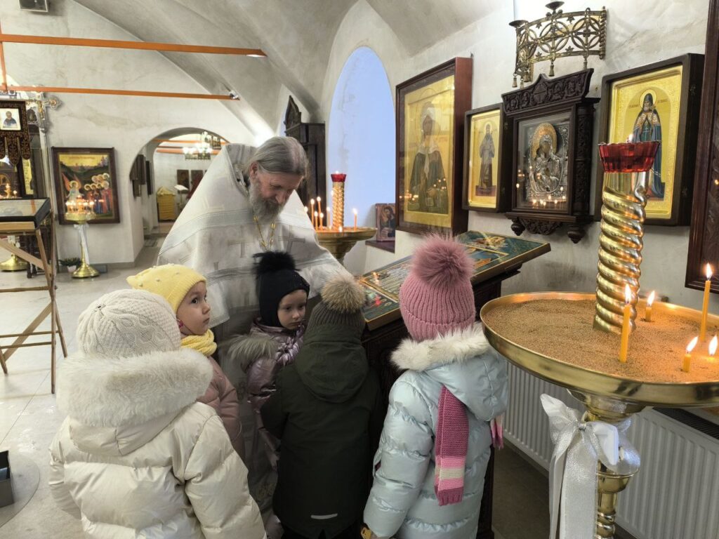 Юные рождественские гости в Мироносицком храме