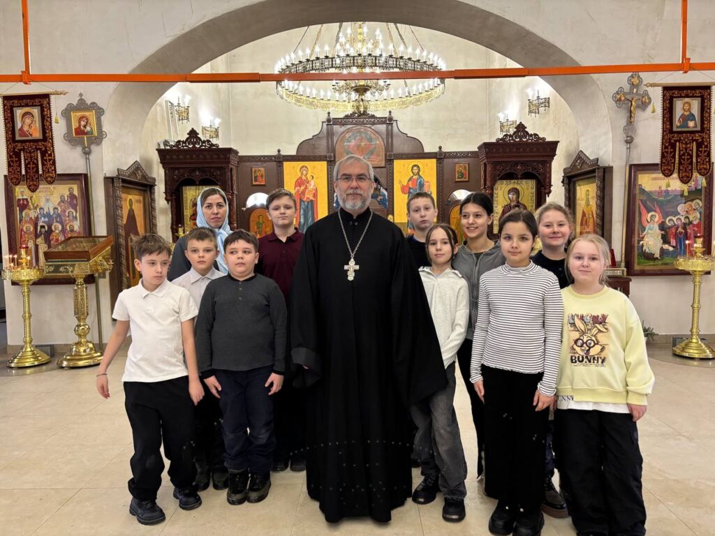 Экскурсия школьников в Мироносицкий храм города Истра