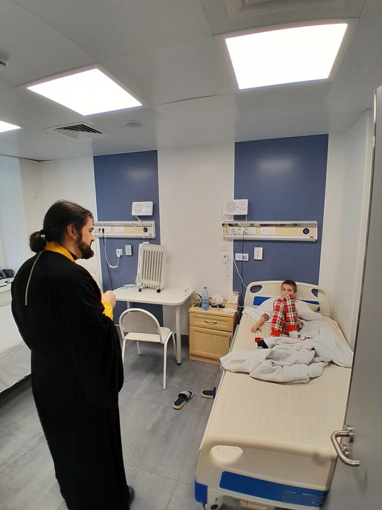 Священники Истринского благочиния освятили детское отделение Дедовской больницы