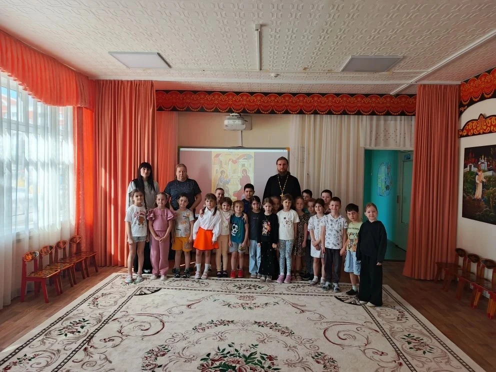 Посещение священником детских садов села Новопетровское