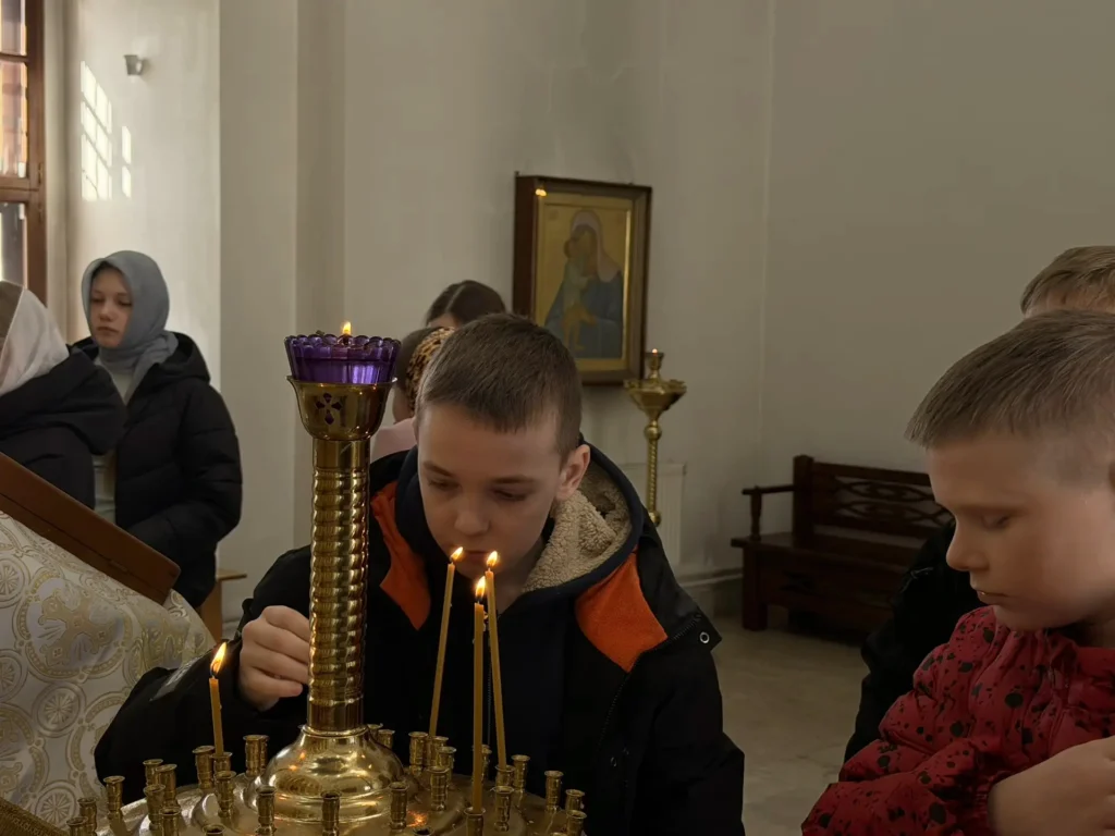 Школьники в Петропавловском храме села Новопетровское