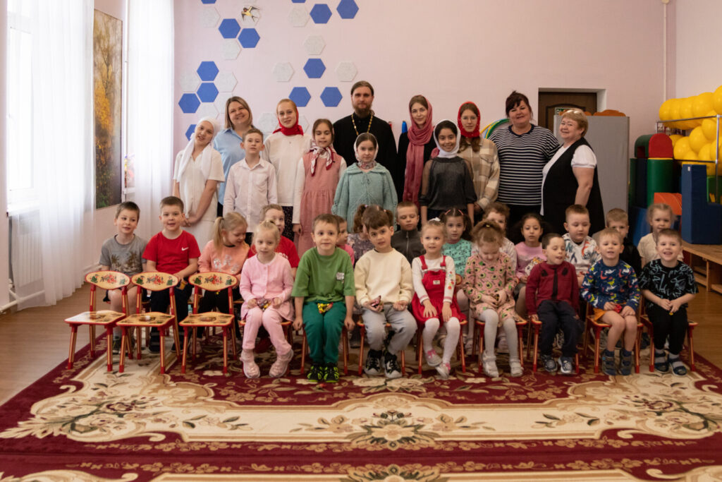 Поздравление с Пасхой в детских садах села Новопетровское