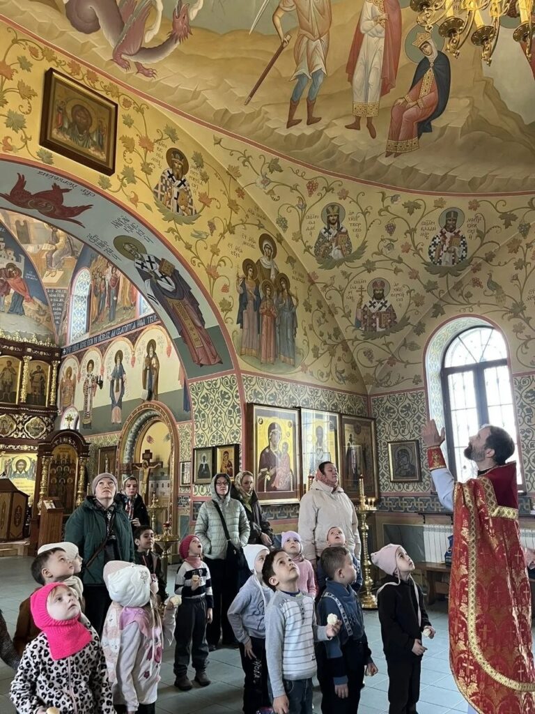 Воспитанники сада № 17 г. Дедовск посетили Георгиевский храм