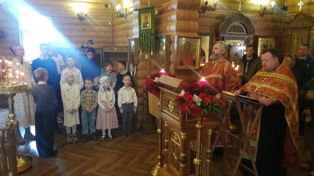 Пасхальный молебен в храме преподобного Серафима Саровского