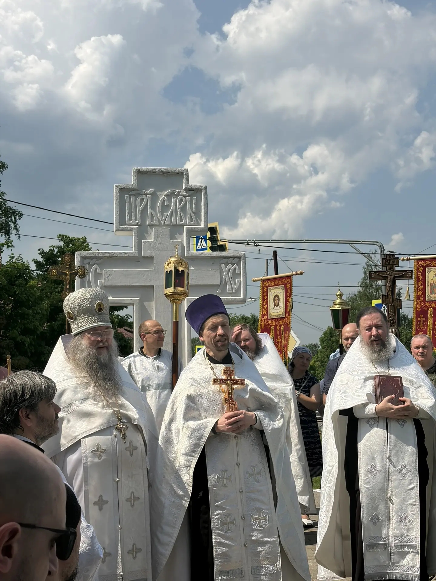 Престольный праздник в Вознесенском храме города Истра с крестным ходом до Поклонного Креста.
