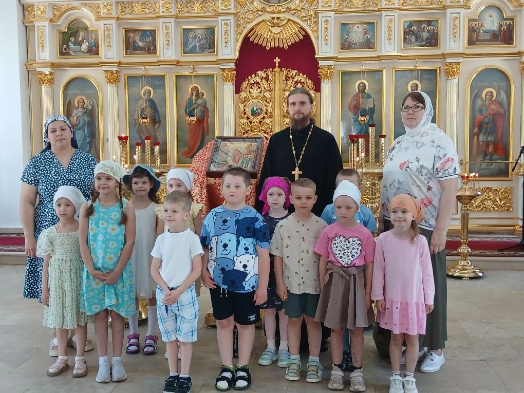Воспитанники детского сада в Петропавловском храме