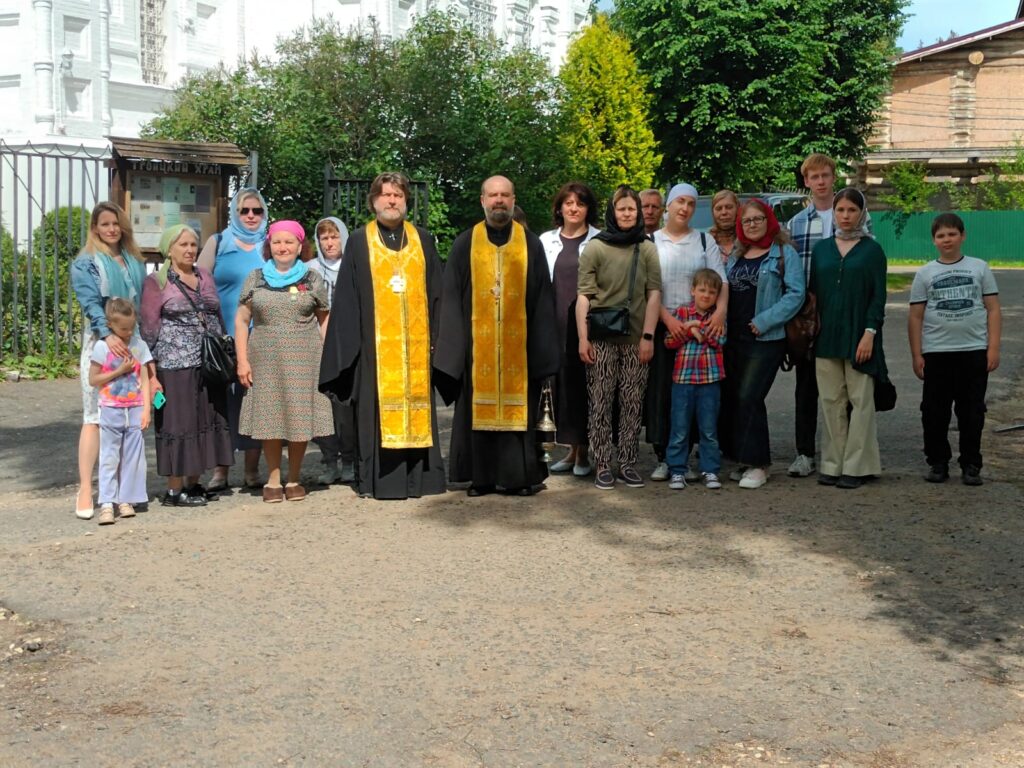Посещение Троицкого храма поселка Троицкий родственниками участников СВО в День памяти и скорби 22 июня.