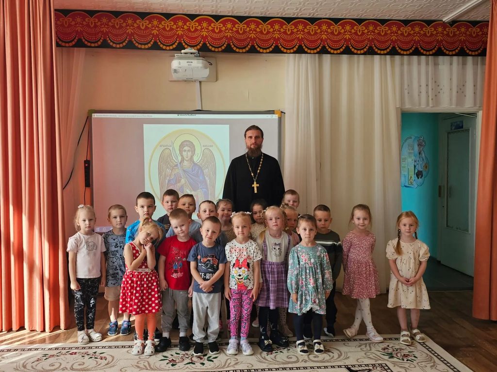 Посещение священником детских садов села Новопетровское