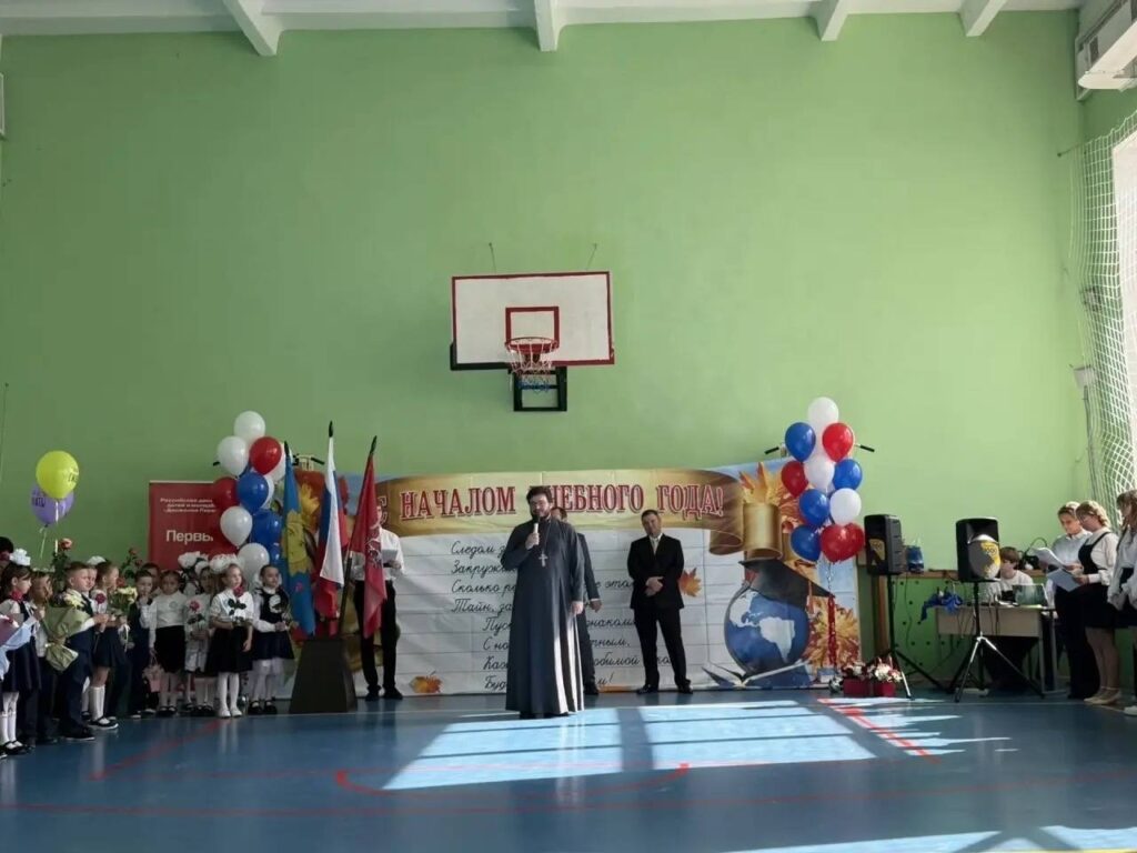 1 сентября в Дедовской СОШ N1 прошла торжественная линейка
