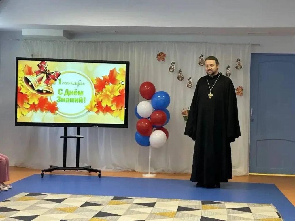 В День знаний, 1 сентября, настоятель Никольского храма села Никулино — отец Вячеслав посетил детский сад и школу п. Первомайский
