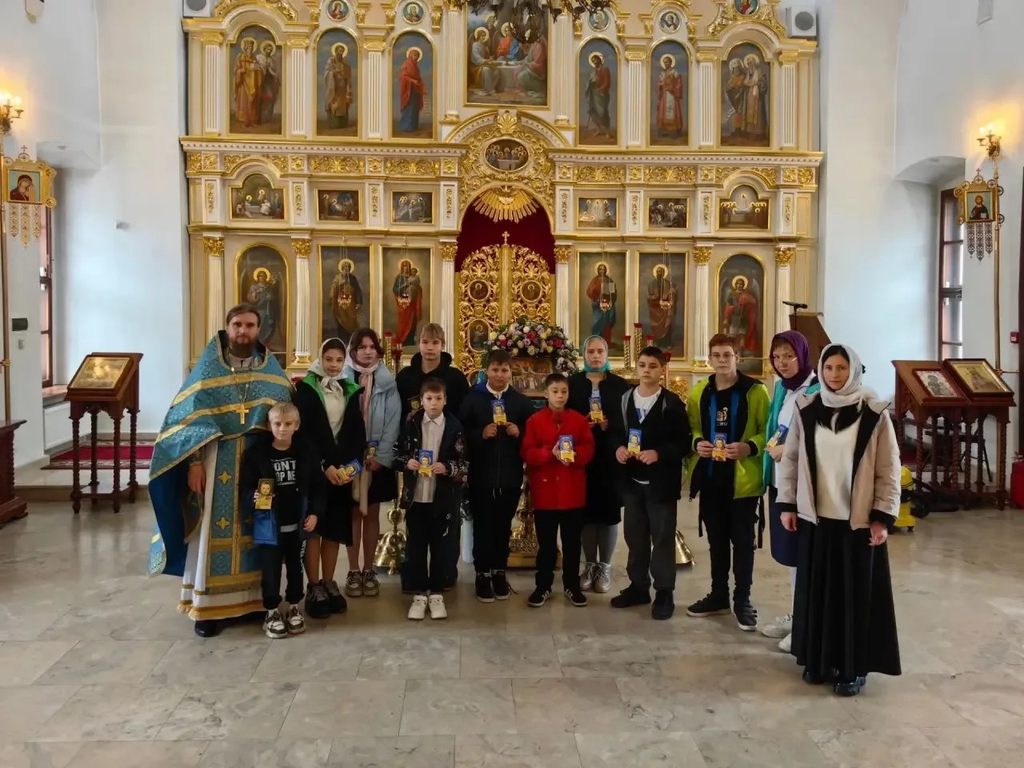Ученики Новопетровской школы-интернат на службе в храме