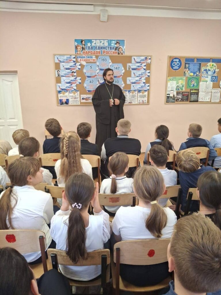 Священник посетил школу №4 города Дедовска