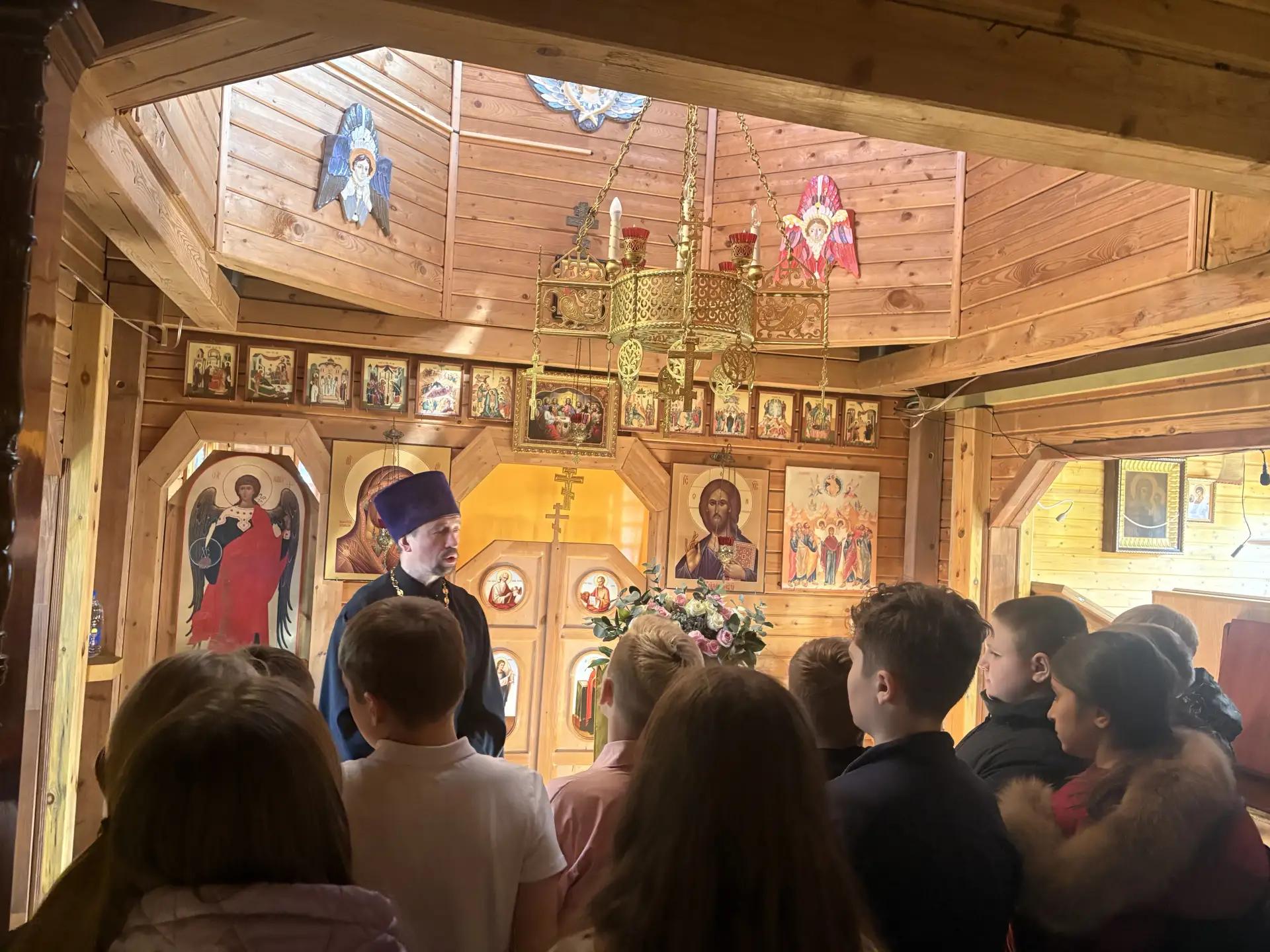 Ученики школы имени Чехова в Вознесенском храме города Истра.