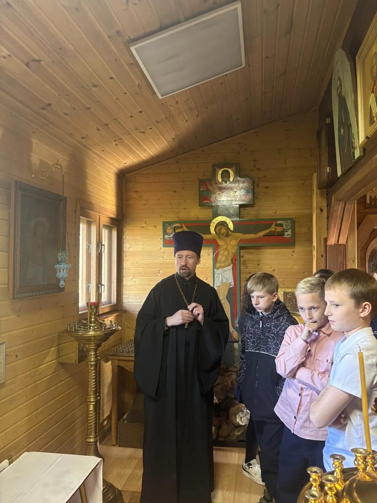 Ученики школы имени Чехова в Вознесенском храме города Истра.